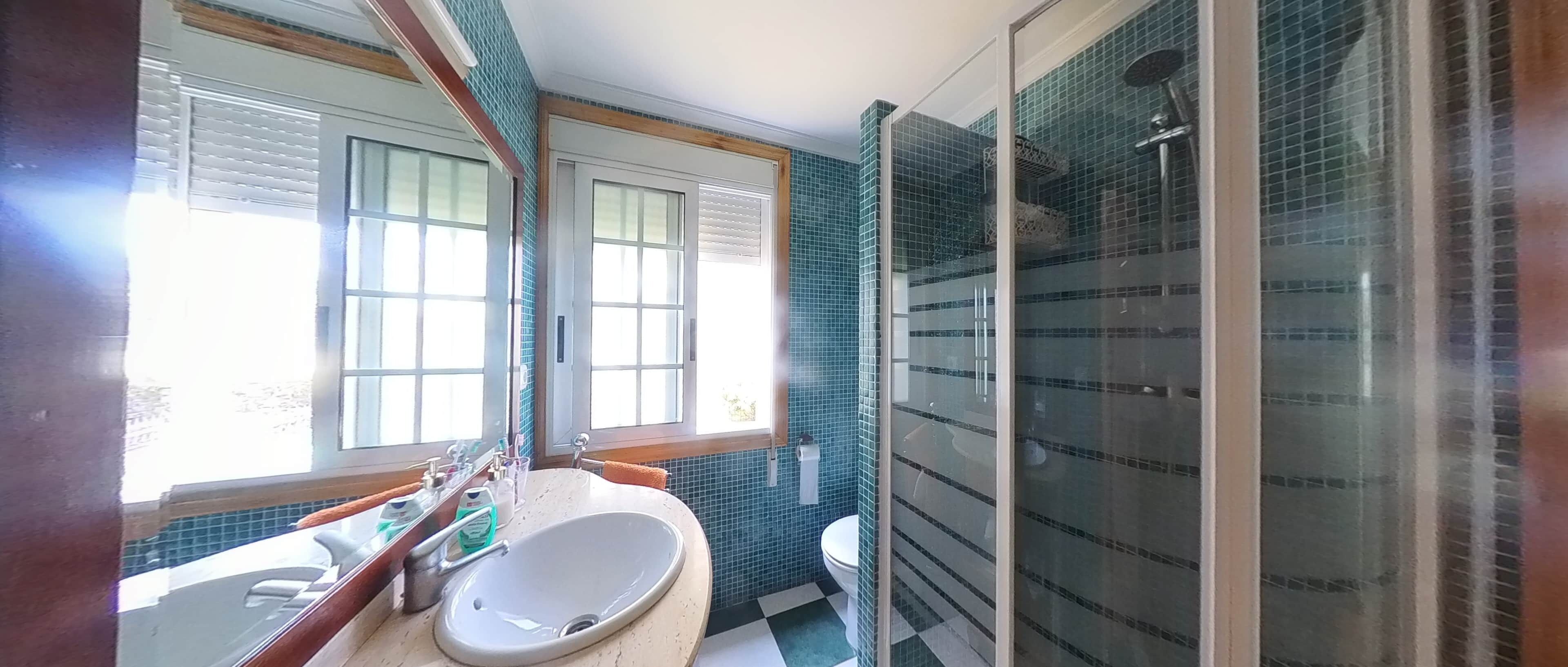 Douche, baignoire à jets, sèche-cheveux, bidet