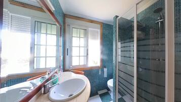 Douche, baignoire à jets, sèche-cheveux, bidet