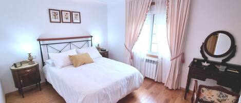 4 dormitoris, escriptori, planxa i posts de planxar i wifi gratuïta