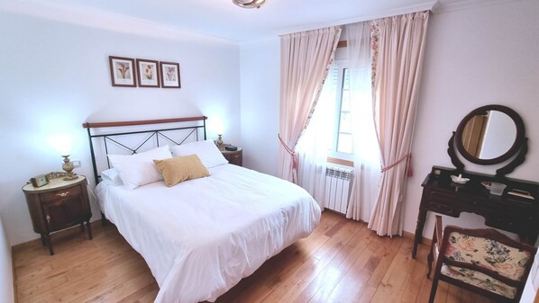 4 bedrooms, desk, iron/ironing board, free WiFi