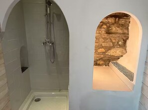 Suihku, ilmaiset hygieniatuotteet, hiustenkuivaaja, pyyhkeet