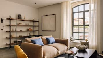 Suite, 2 Bedrooms, River View | Área de estar | TV de tela plana 50 polegadas com canais a cabo