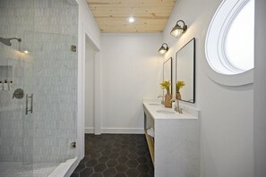 Douche, séchoir à cheveux, serviettes fournies