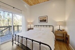 3 bedrooms, iron/ironing board, travel cot, free WiFi