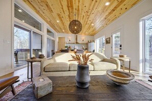 Smart-TV, Kamin, Bücher