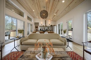 Smart-TV, Kamin, Bücher