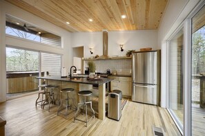 Geladeira, micro-ondas, fogão, cooktop