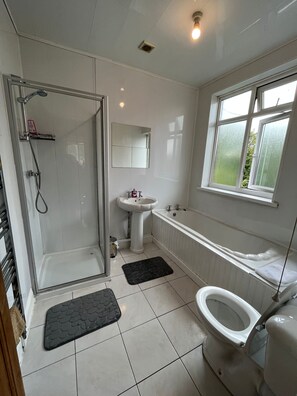 Hårføner, håndklær, såpe og sjampo