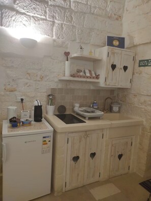 Frigorifero, piano cottura, bollitore elettrico