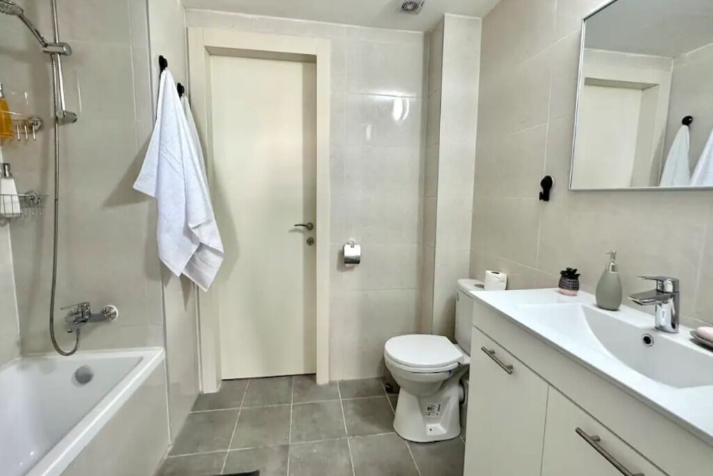 Ducha, secador de pelo, toallas y jabón