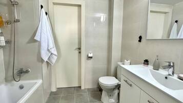 Ducha, secador de pelo, toallas y jabón