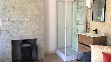 Regadera, amenidades de baño gratuitas, secadora de cabello, toallas