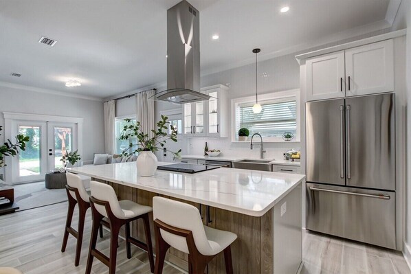 冷蔵庫、電子レンジ、オーブン、コンロ