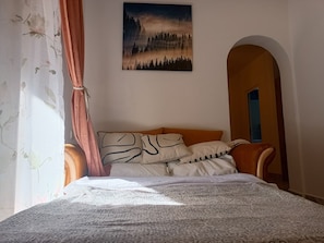 2 bedrooms, iron/ironing board, WiFi, bed sheets