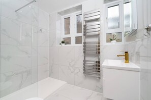 Căn hộ | Phòng tắm | Buồng tắm vòi sen, khăn tắm