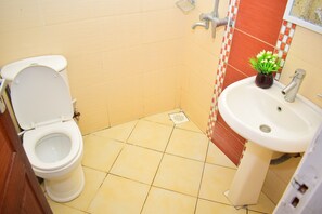 Haartrockner, Handtücher, Seife, Toilettenpapier