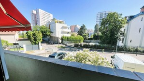 Un quartier résidentiel avec des immeubles modernes, une rue et un camion de livraison garé.