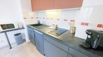 Fridge, microwave, stovetop, coffee/tea maker
