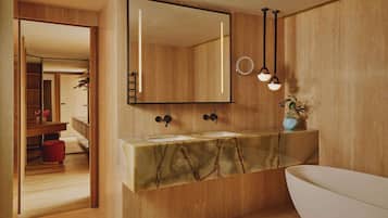 Balcony Park Suite | Bathroom | Separate tub and shower, rainfall showerhead, free toiletries