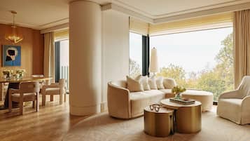 Hyde Park Balcony Suite | Khu phòng khách | Smart TV 65-inch có truyền hình vệ tinh