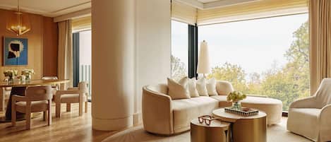 Hyde Park Balcony Suite | Vardagsrum | 65-tums smart-tv med satellitkanaler