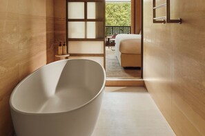 Park Junior Suite | Salle de bain | Baignoire et douche séparées, douche à « effet pluie »