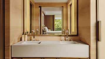 Park Junior Suite | Bathroom | Separate tub and shower, rainfall showerhead, free toiletries