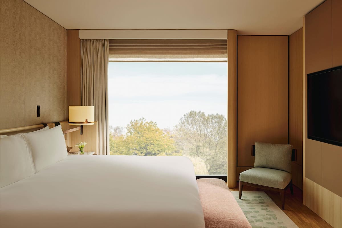 Hyde Park Balcony Suite | Allergitestet sengetøy, dundyner, minibar (inkludert) og safe på rommet