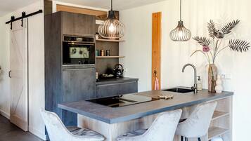 Geladeira, micro-ondas, fogão, cooktop