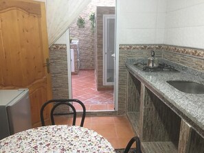 Kühlschrank, Ofen, Kochgeschirr/Geschirr/Besteck