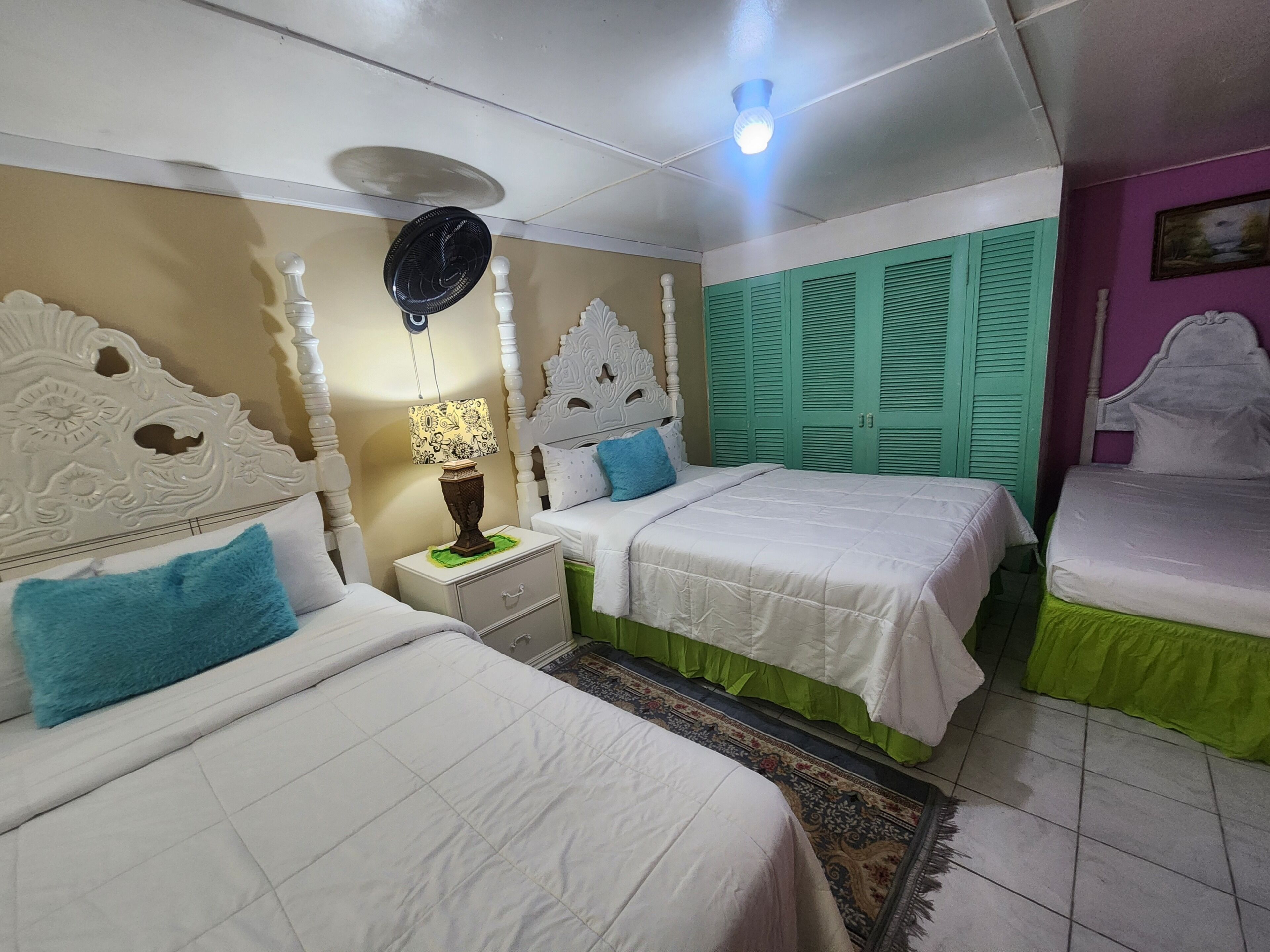 Tabla de planchar con plancha, wifi gratis y ropa de cama 