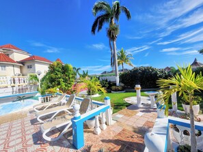 Garden view - Pink Hibiscus Villa (Montego Bay)