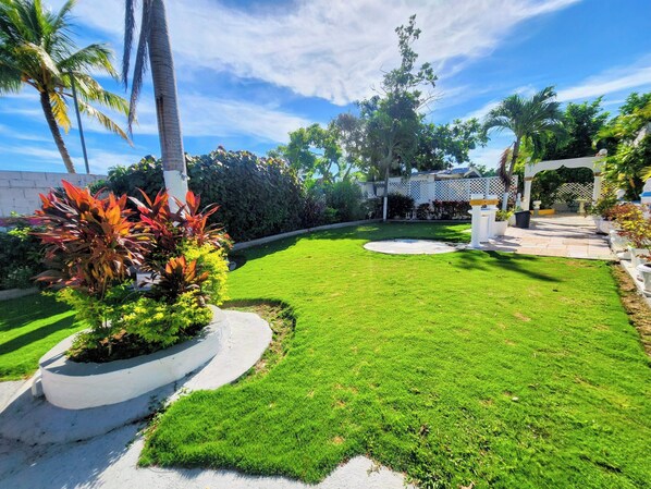 BBQ/picnic area - Pink Hibiscus Villa (Montego Bay)