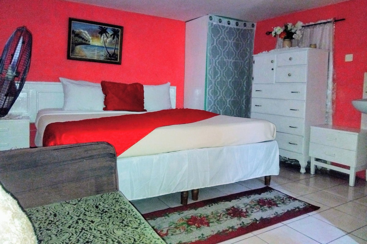 Tabla de planchar con plancha, wifi gratis y ropa de cama