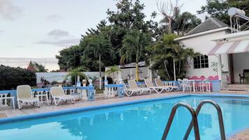 حمّام سباحة خارجي، مقاعد للتشمس