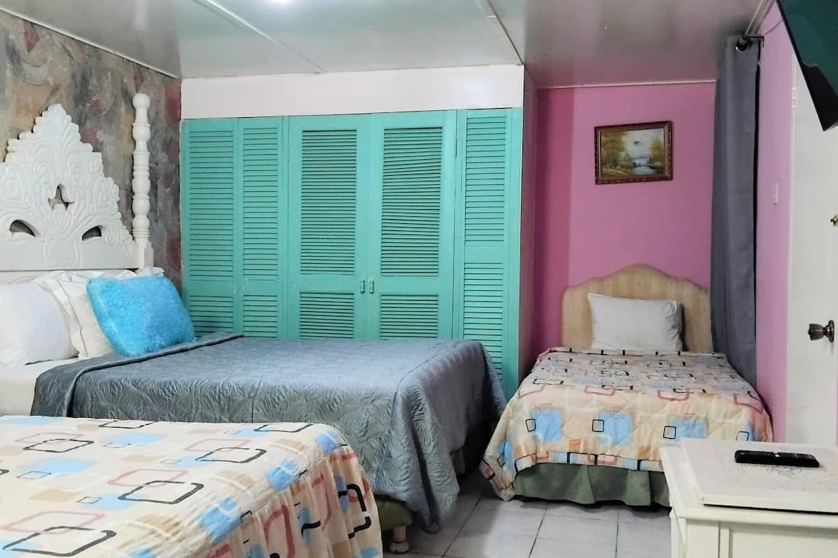 Tabla de planchar con plancha, wifi gratis y ropa de cama