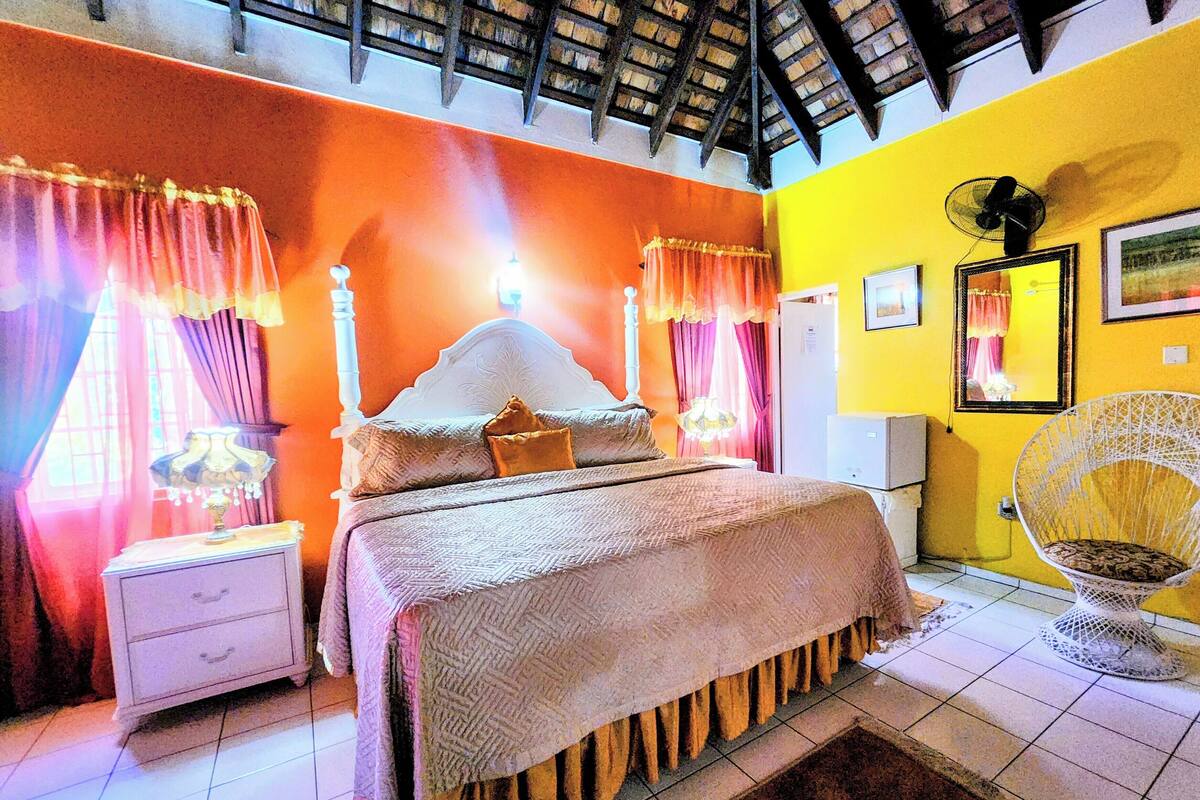 Tabla de planchar con plancha, wifi gratis y ropa de cama 