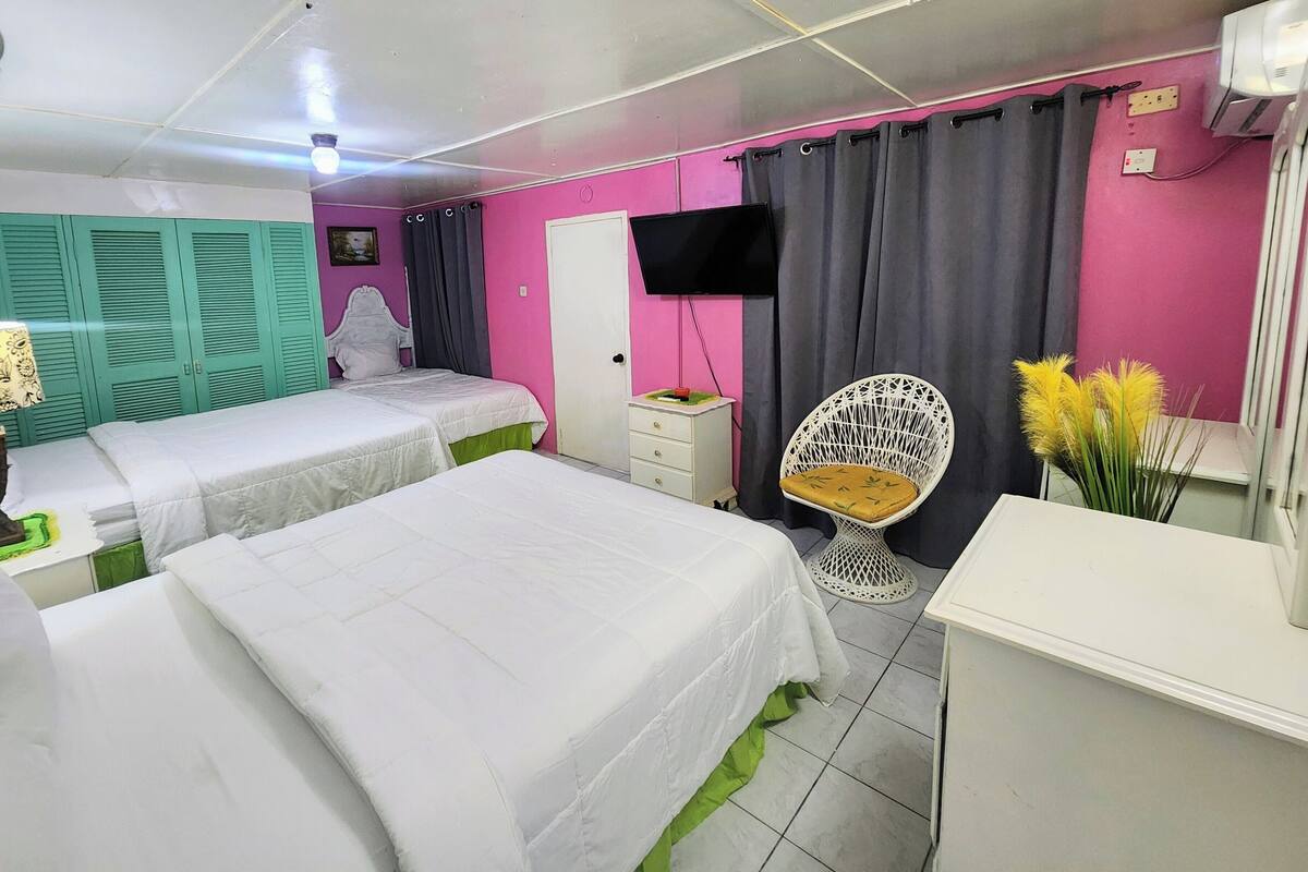 Tabla de planchar con plancha, wifi gratis y ropa de cama 