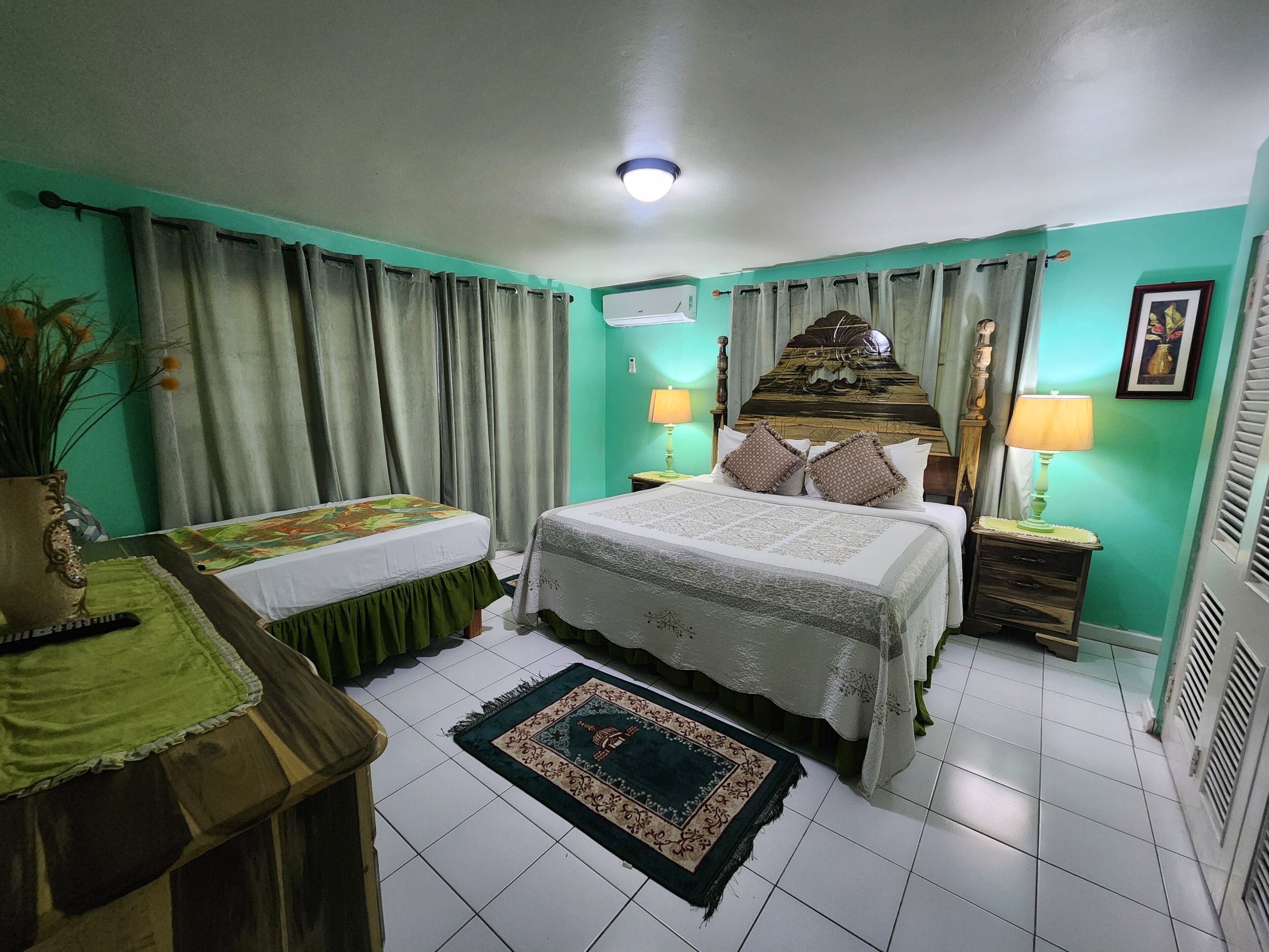 Habitación estándar, varias camas, acceso a la alberca | Tabla de planchar con plancha, wifi gratis y ropa de cama 