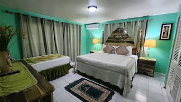 Habitación estándar, varias camas, acceso a la alberca | Tabla de planchar con plancha, wifi gratis y ropa de cama