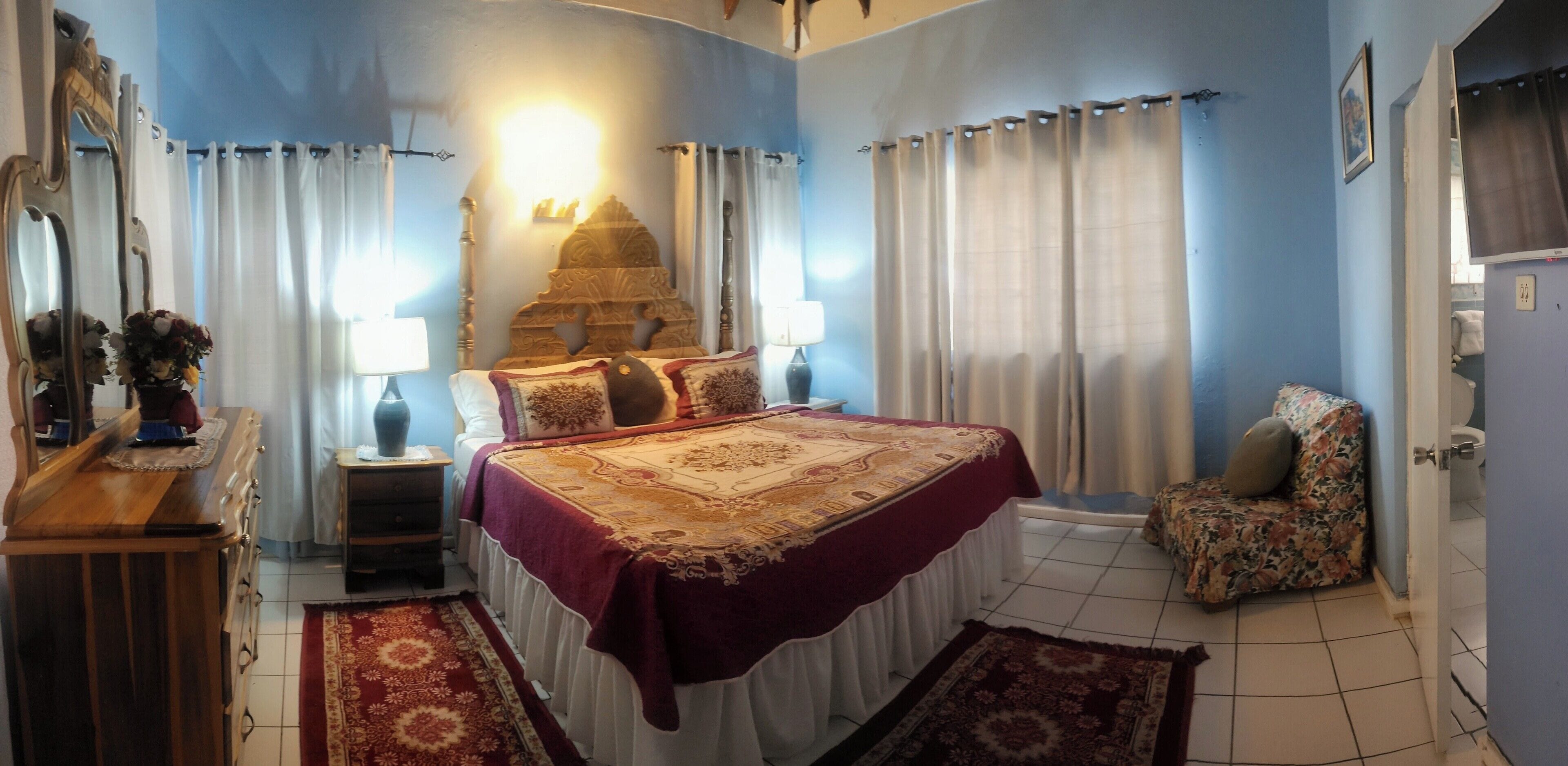 Standard Room, 1 King Bed, Pool Access