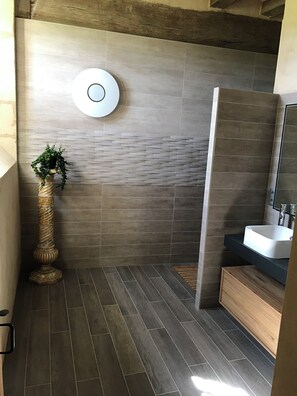 Quarto superluxo, 1 cama Queen, no jardim | Banheiro | Chuveiro, chuveiro com efeito de chuva, produtos de toalete de grife 