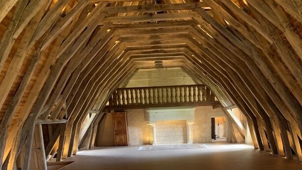 An attic space with exposed wooden beams and a sloped ceiling. - Les Trois-Moutiers (Les-Trois-Moutiers)