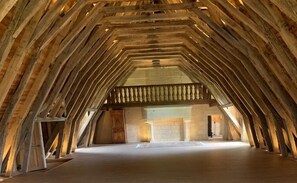 An attic space with exposed wooden beams and a sloped ceiling. - Les Trois-Moutiers (Les-Trois-Moutiers)