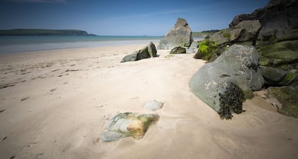 Sunshine Cottage - a cottage that sleeps 4 guests in 2 bedrooms