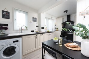 Kjøleskap, mikrobølgeovn, ovn og kokeplater