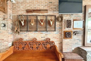 Lobby sitting area - Casa Lorenzo powered by Cocotel (Daraga)