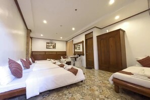 Desk, free WiFi, bed sheets - Casa Lorenzo powered by Cocotel (Daraga)