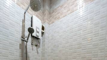 Un baño moderno con ducha, panel de control y toallero de pared.