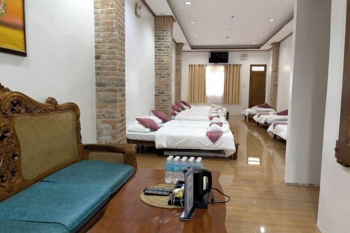 19 bedrooms, desk, free WiFi, bed sheets